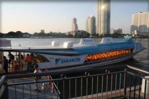 Das kostenlose Wassertaxi auf dem Chao Phraya bringt Sie von der BTS Station Saphan Taksin direkt zum Asiatique Nachtmarkt in Bangkok