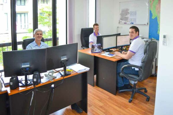 Norbert Zimmer, Bettina Tanner und Stephan Kilian Bullerjahn bei der Arbeit im Büro von Sri siam Holidays