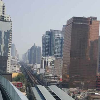 Blick auf die BTS Strecke der Sukhumvit Route in Bangkok