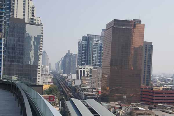 Blick auf die BTS Strecke der Sukhumvit Route in Bangkok