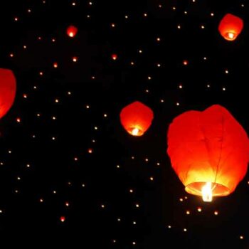 aufsteigende Laternen zur Feier des Chinesischen Neujahrs in Bangkok