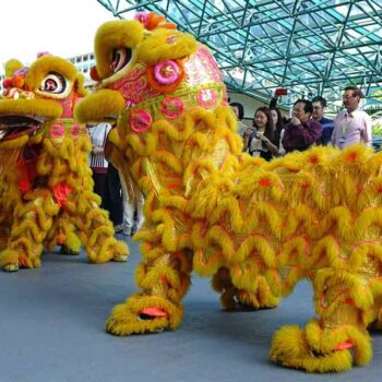 tanzende Drachen auf Bangkoks Straßen die zur Feierlichkeit des Chinese New Year gehören