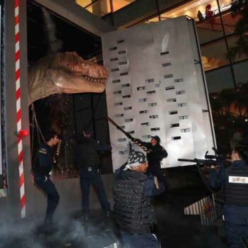 Foto der Vorstellung des neuen Dinosaur Planet in Bangkok, Schauspieler stellen Szenen aus Jurassic Park nach