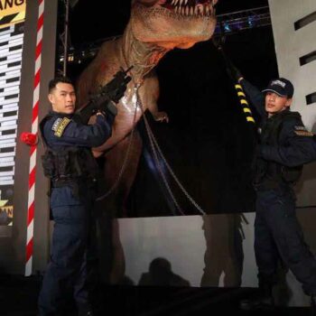 Öffnung des Transportgeheges vom T-Rex in Bangkok