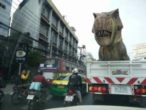 Transport des T-Rex zum Dinosaur Planet über Bangkoks Straßen