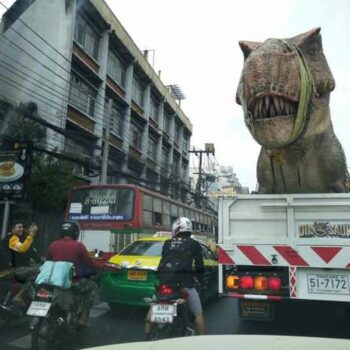 Transport des T-Rex zum Dinosaur Planet über Bangkoks Straßen