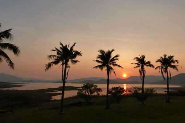 Sonnenuntergang im Kaeng Krachan Park mit Blick über den Kaeng Krachan Stausee