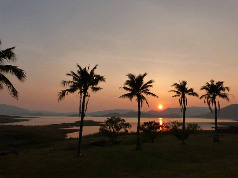 Sonnenuntergang im Kaeng Krachan Park mit Blick über den Kaeng Krachan Stausee