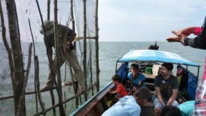 Anfahrt auf die Insel Koh Klang im für die Insel typischen Fischerboot