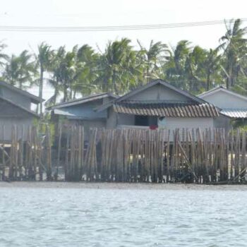 Blick auf die Fischerhütten der Insel Koh Klang vom Krabi River aus