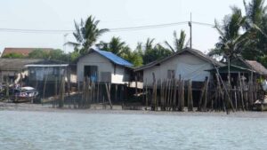 Fischerhütten am Wasser auf Stelzen erbaut, eine für die Insel typische Behausung