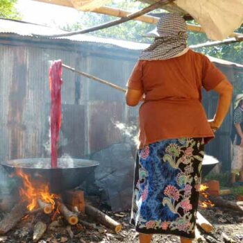 Vorbereitung der auf der Insel Koh Klang typischen Batikmalerei