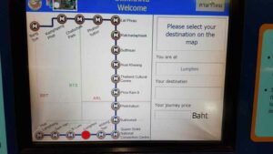 Der Touchscreen der MRT Fahrkartenautomaten in Bangkok mit der Haltestellenauswahl