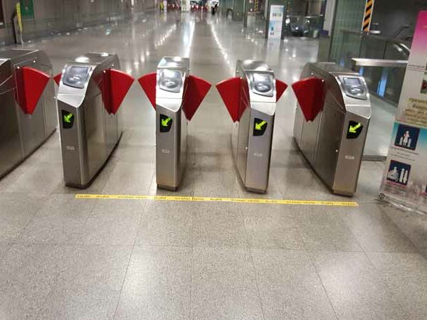 Die Einlassschranken der MRT in Bangkok