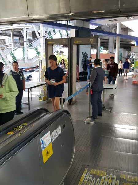 Einlasskontrollen bei der MRT Station Asok in Bangkok