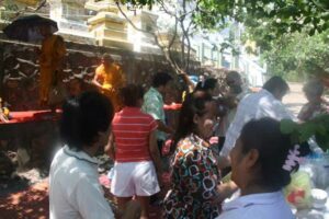 Die traditionelle Verehrung der Mönche am Songkran Fest