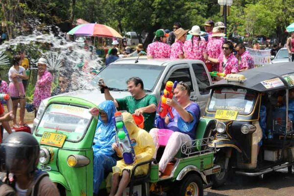 Songkran auf Bangkoks Straßen, mit Wasserpistolen feucht fröhlig feiern