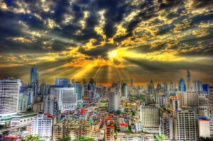 Der Himmel über Bangkok zeigt je nach Wetter unterschiedliche Stimmungen