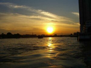 Sonnenuntergang über dem Chao Phraya in Bangkok