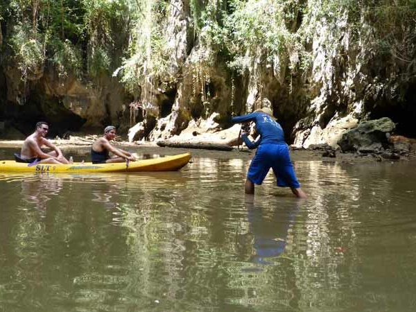 Touristen im Kayak in der Phra Nang Lagoon bei Krabi