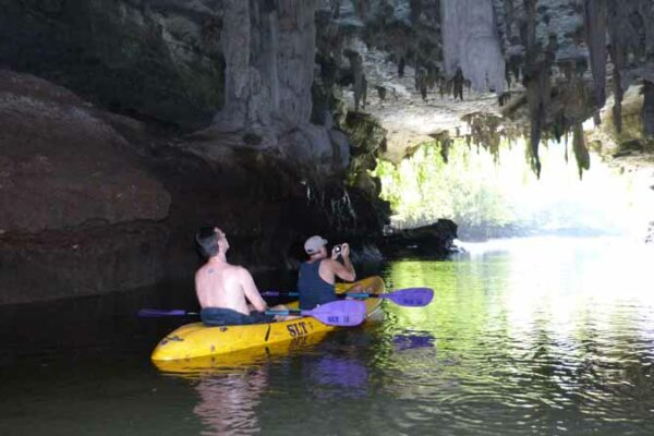 Fahrt im Kayak durch die Tham Lod Thai