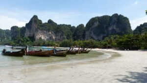 Blick auf die Westbeach von Railay mit den typischen Longtailbooten