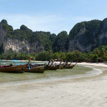 Blick auf die Westbeach von Railay mit den typischen Longtailbooten