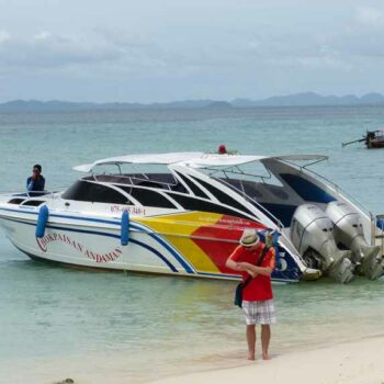 Ein Speedboot vor der Insel Koh Poda