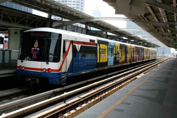 Die BTS Skytrain in Bangkok, das schnellste Transportmittel in der Rushhour