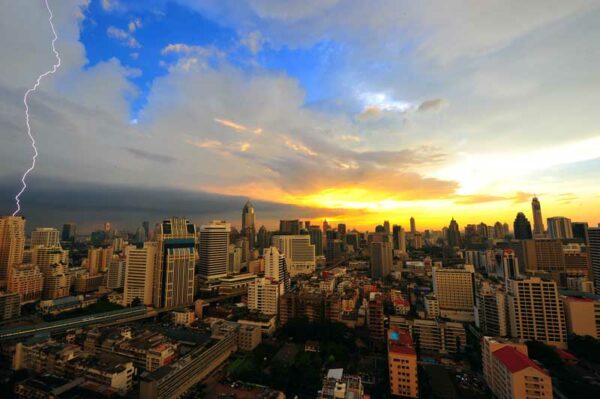 Bangkoks Skyline mit Blick über die Hochhäuser der Stadt. ein idealer Ausgangspunkt um Thailand zu erkunden oder für einen Start des Inselhoppings