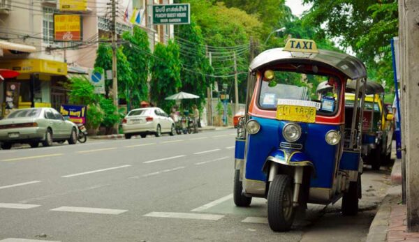 Ein Tuk Tuk in den Straßen von Bangkok. Tuk Tuks werden auch gerne von Urlaubern in Bangkok verwendet