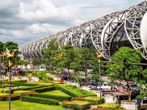 Der Flughafen Bangkok-Suvarnabhumi, hier landen die meisten Thailand Touristen und starten von hier in den Urlaub