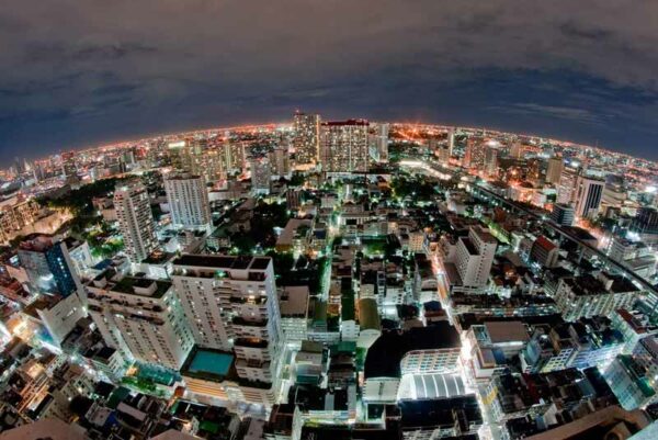 Blick über die Skyline von Bangkok von einer der zahlreichen Rooftop Bars in Bangkok