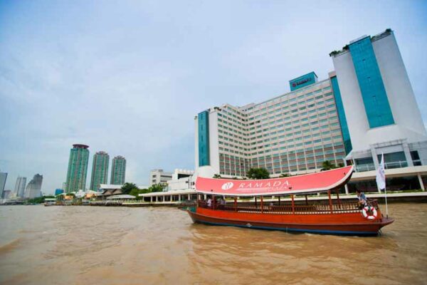 Das Ramada Plaza Menam Riverside Hotel ist direkt am Chao Phraya Fluss gelegen