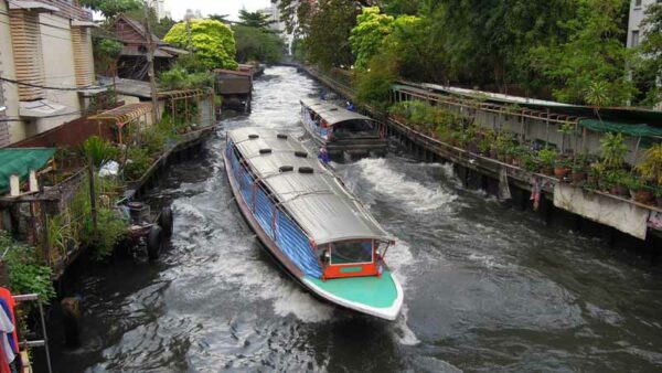 Boots Taxi auf den Klongs, den Kanälen von Bangkok. Wassertaxis sind nicht nur bei den einheimischen beliebt sondern auch immer mehr bei Bangkoks Touristen