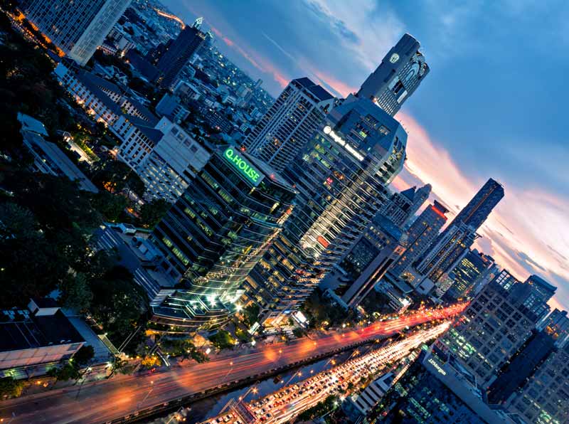 Blick vom Sofitel SO Bangkok auf die Sathon Road und das Banyan Tree Hotel