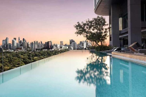 Der Infinity Pool des Sofitel So Bangkok bietet eine hervorragende Sicht auf den Lumphini Park und die Skyline von Sukhumvit