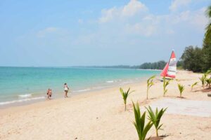 Ein Blick über den Pak weep Beach vor dem Pullman Khao Lak Resort