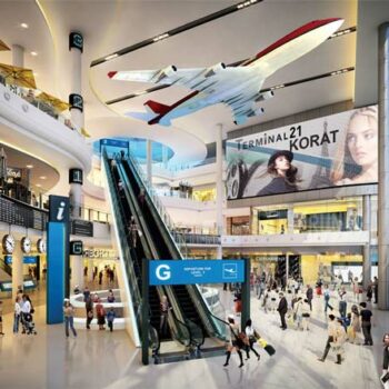 Die längste Rolltreppe im Terminal 21 an der BTS station Asok, Bangkok, Thailand