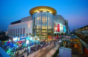 Die Siam Paragon Shopping Mall an der BTS Station Siam von außen