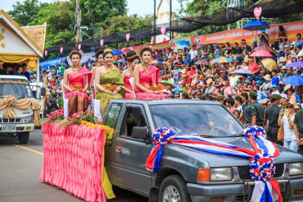 Der Festumzug beim Kerzenfestival in Ubon Ratchathani