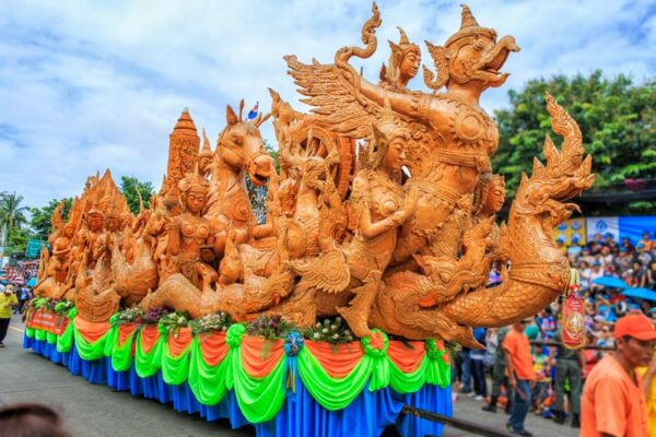 Die prächtigen Wachsfiguren auf der Parade in Ubon Ratchathani