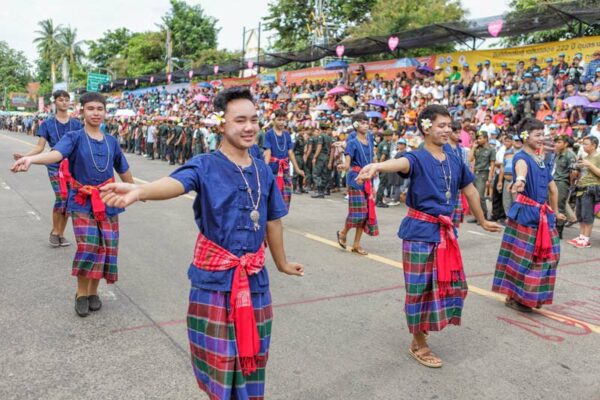 Die Parade wird natürlich von traditionellen Tänzen und traditioneller Musik begleitet