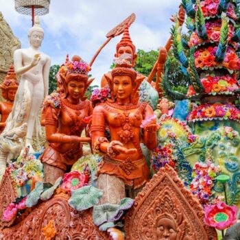 Die Kerzenfiguren stellen historische Wesen oder Personen aus der thailändischen Geschichte dar