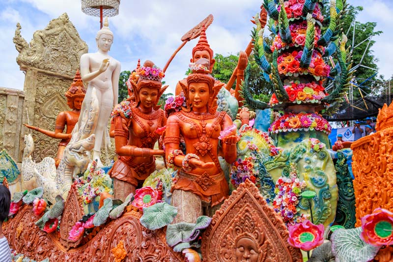 Die Kerzenfiguren stellen historische Wesen oder Personen aus der thailändischen Geschichte dar