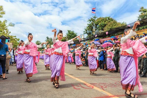 begleitet wird der Krezenumzug in Ubon Ratchathani von vielen tradionell gekleideten Damen und Herren