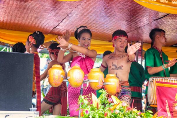 Tänze und Fröhlichkeit wofür die Thailänder bekannt sind, herrscht auf dem gesamten Festival