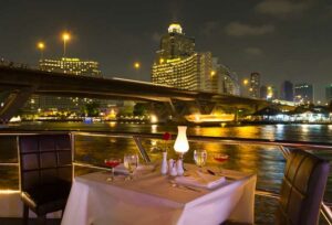 Ausblick von der Chao Phraya Princess auf die Highlights von Bangkok am Ufer des Flusses der Könige.