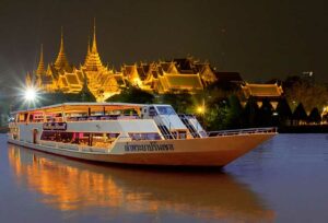 Die Chao Phraya Princess vor dem Königspalast in der Abenddämmerung. Dinner Cruise in Bangkok