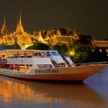 Die Chao Phraya Princess vor dem Königspalast in der Abenddämmerung. Dinner Cruise in Bangkok